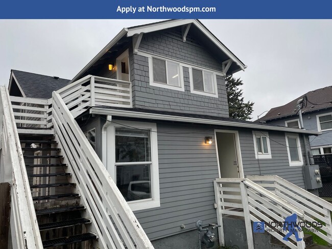 Recently Renovated 2 Bedroom 1 Bathroom Upstairs Apartment - Recently Renovated 2 Bedroom 1 Bathroom Upstairs Apartment