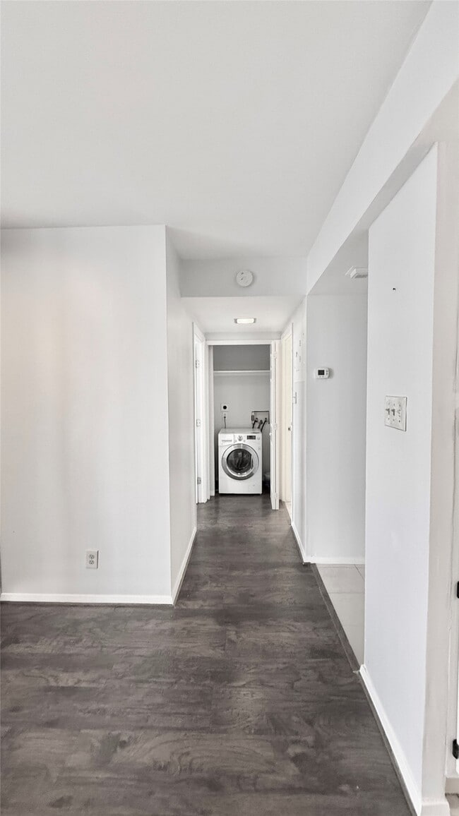 Building Photo - 2016 Main St Unit 1914