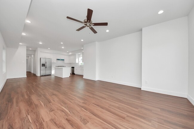 Photo - 611 E 39th St