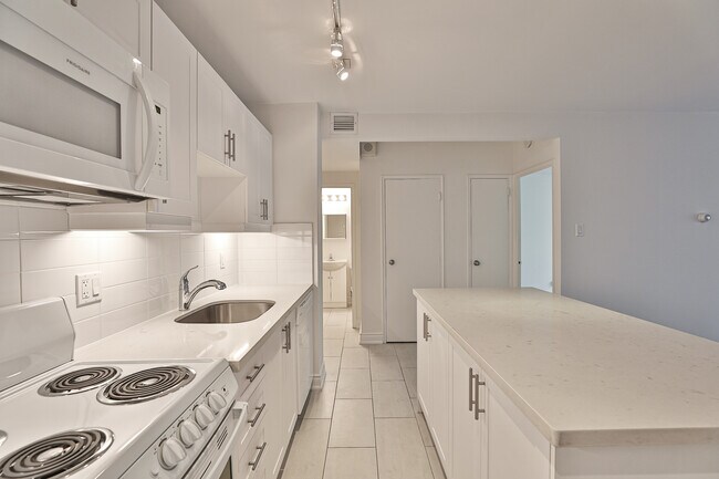 1-Bed Open Concept - 637SF