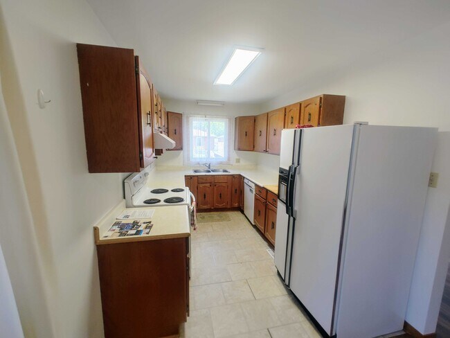 Photo - 581 MacDonnell St Unit Room 4