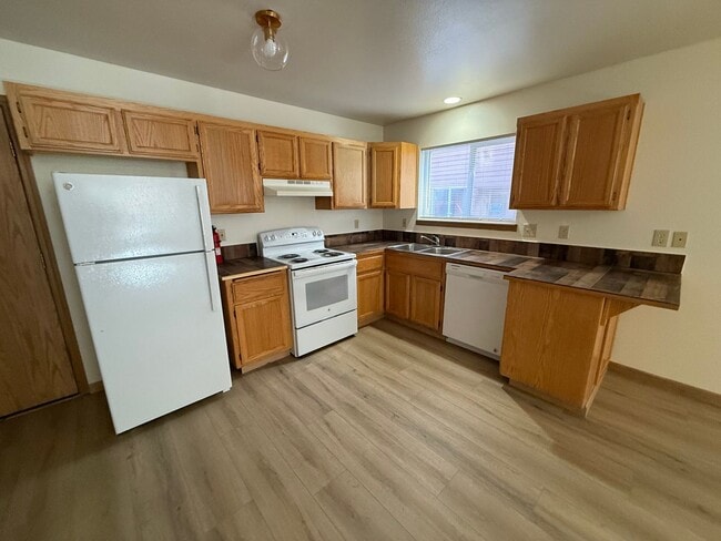 Photo - Close to COCC!  Townhouse, 2.5 Bath, W/D Hookups, Gas Fireplace, Water/Sewer Paid, Garage