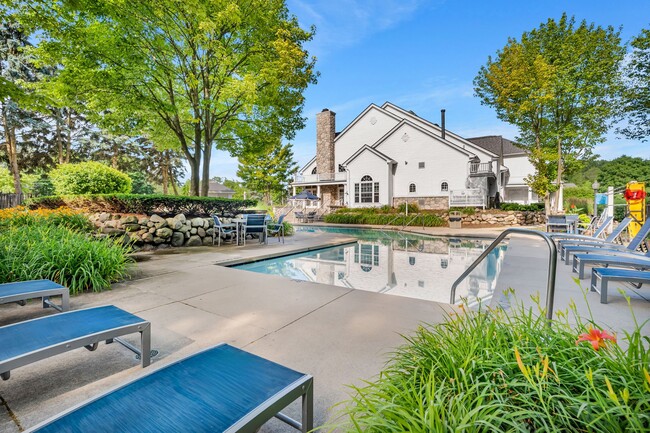 Building Photo - Village Green of Rochester Hills Rental