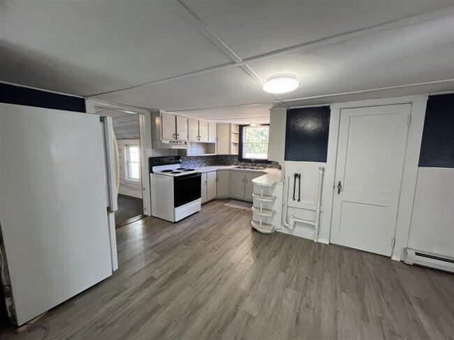Building Photo - 6 Squire St Unit 2