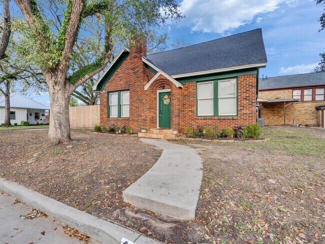 Building Photo - 414 N Avenue C