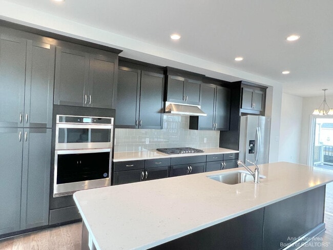 Photo - 2875 Rayfield Ave