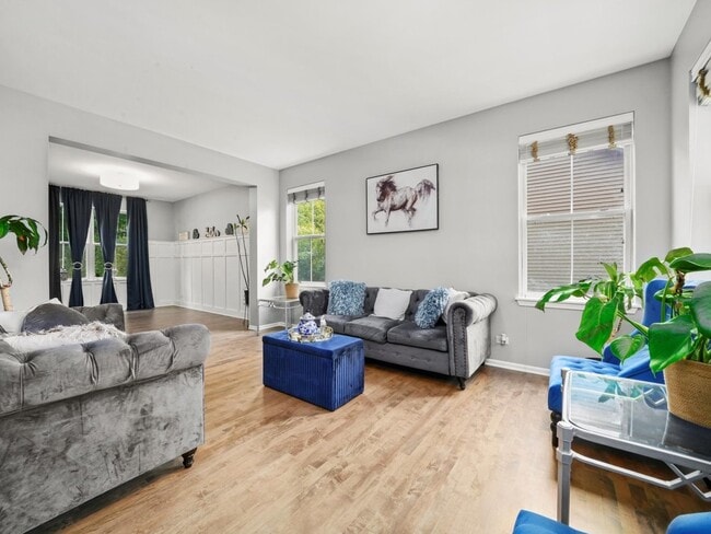 Photo - 210 Woodford Rd