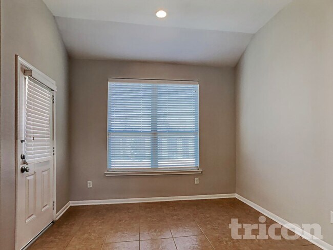 Photo - 410 Heatherton Hill Dr