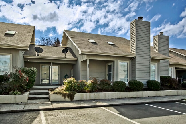Building Photo - 205 Chota View Cir