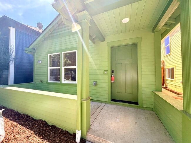 Building Photo - Beautiful 2 bedroom 1 Bathroom for rent in North Oak Park! Close to UC Davis and McGeorge Law