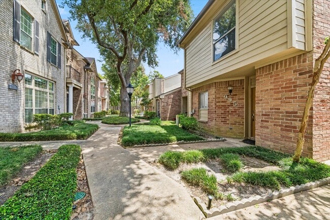 Building Photo - 995 Memorial Village Dr Unit 102