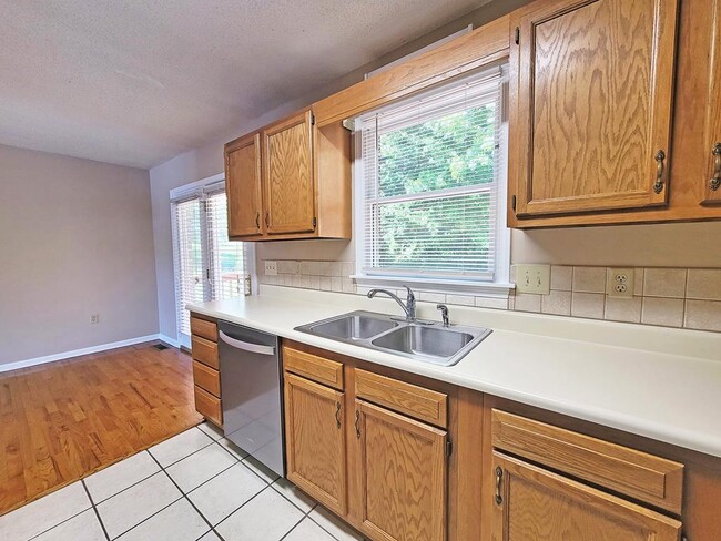 Photo - 807A Edgemont Terrace SW
