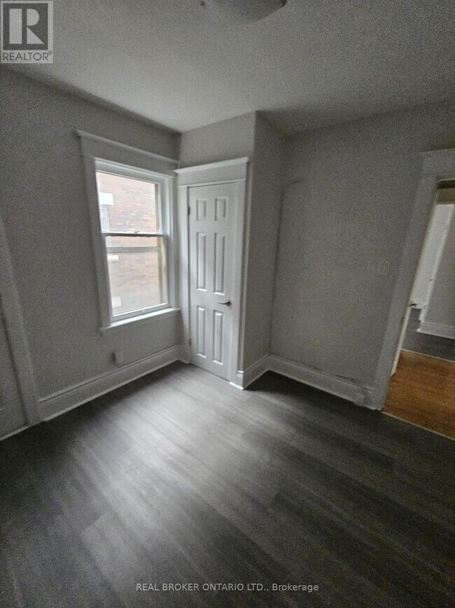 Photo - 983 Main St E Unité 3