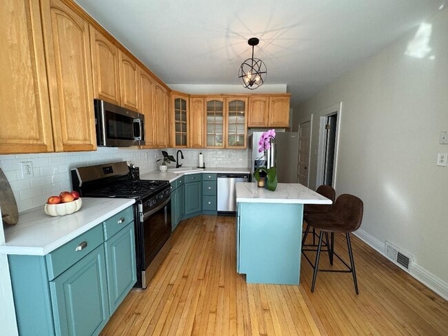 Photo - 1831 W Nelson St