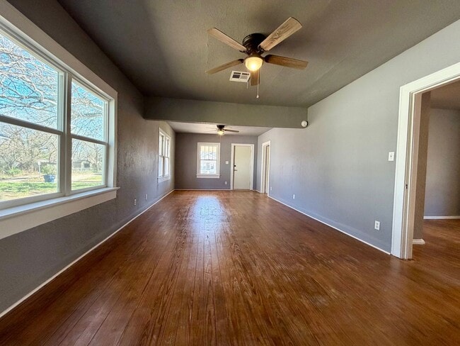 Photo - 3 Bedroom and 1 Bathroom Home in Shawnee for rent