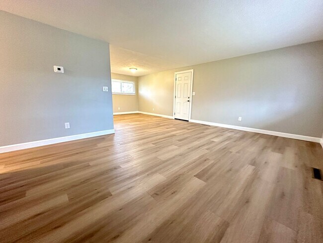 Photo - 305 Primrose Ln