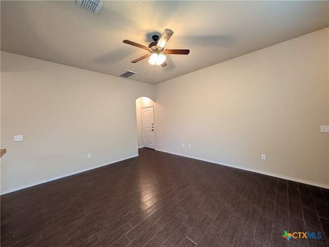 Photo - 669 Creekside Cir