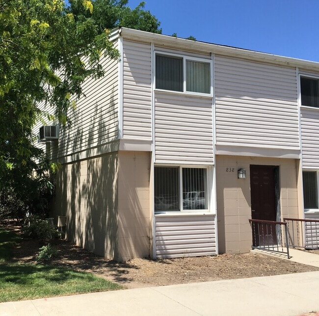 Building Photo - Cute updated 2 bed 1.5 bath Condo on S Cur...