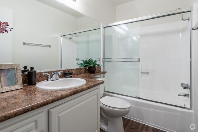 2BR, 2BA - 956SF