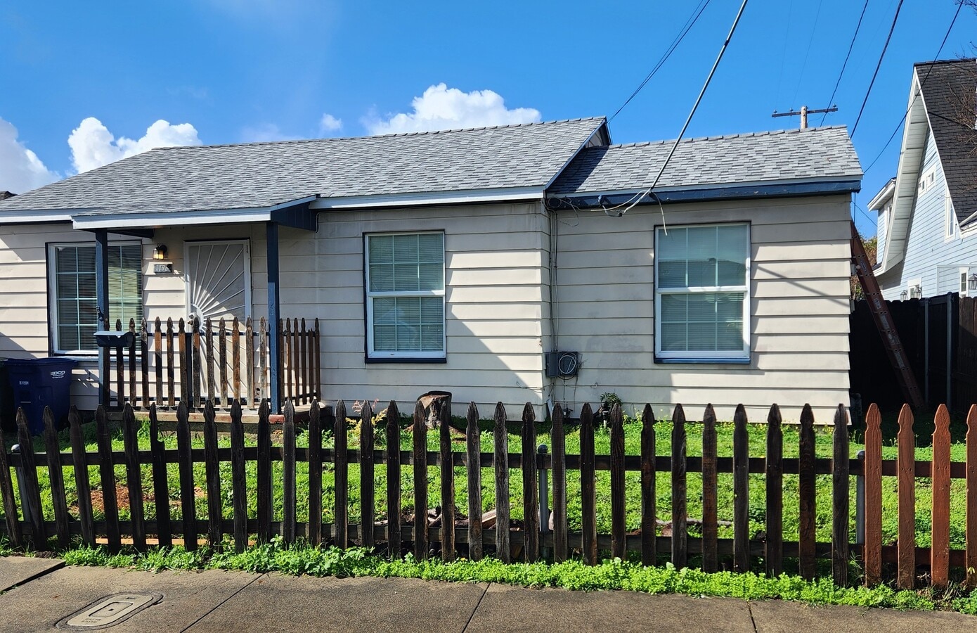 Photo - 1796 Skyline Dr