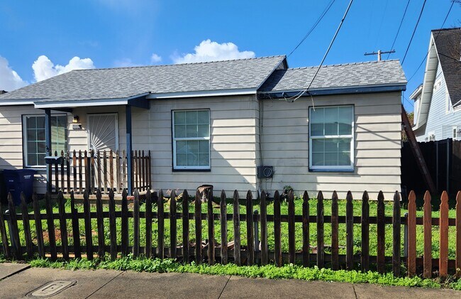 Building Photo - 1796 Skyline Dr