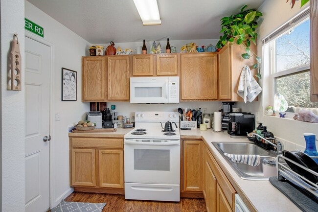 Photo - Look and Lease Special First 2 Weeks Free! Adorable 2 bedroom townhome with garage!