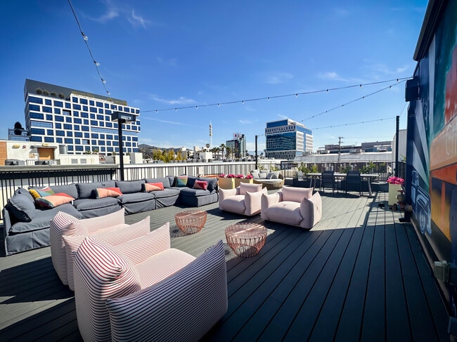 Luxurious Sky Terrace w/ Outdoor Cinema