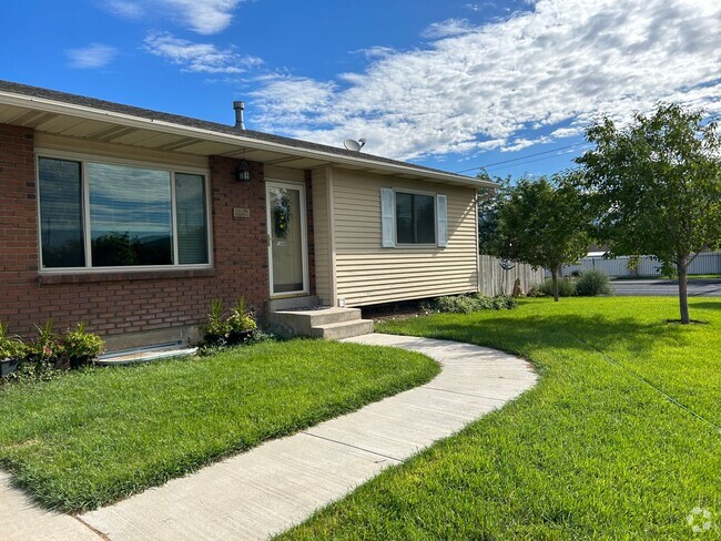 Building Photo - 2 Bedroom 1 Bathroom Basement Apartment