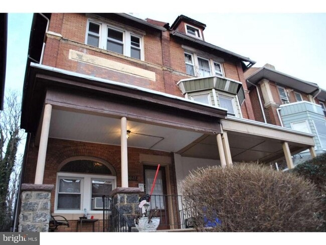 Building Photo - 5027 Pine St Unit 3RD FL
