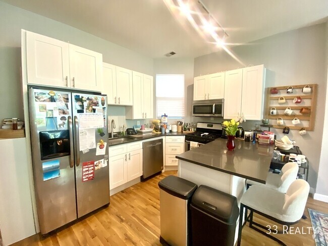 Building Photo - Spacious 4bd/2bth in heart of Wicker Park,... Unit 3 Rental