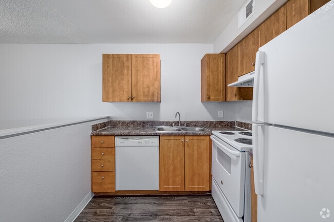 2BR, 1BA - 670SF - Kitchen