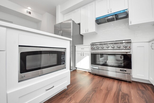 Photo - 611 E 39th St