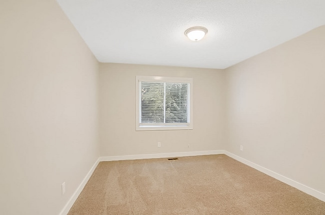 Photo - 911 Buckingham Rd