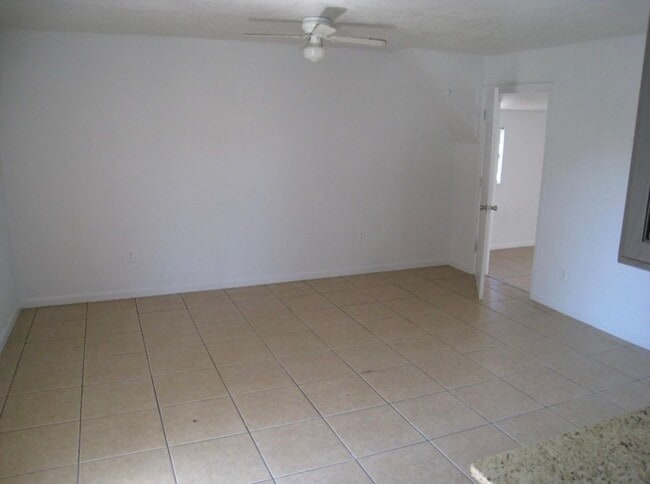 Building Photo - 2505 Spence Dr NE Unit B