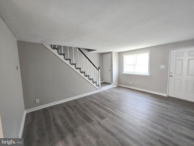 Building Photo - 5860 Oxford Ave Rental