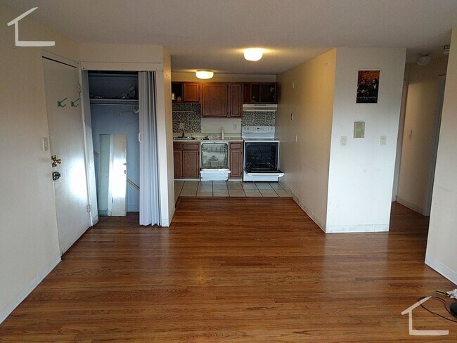Photo - Sunny 2-bedroom, 1-bathroom apartment near the B and C lines