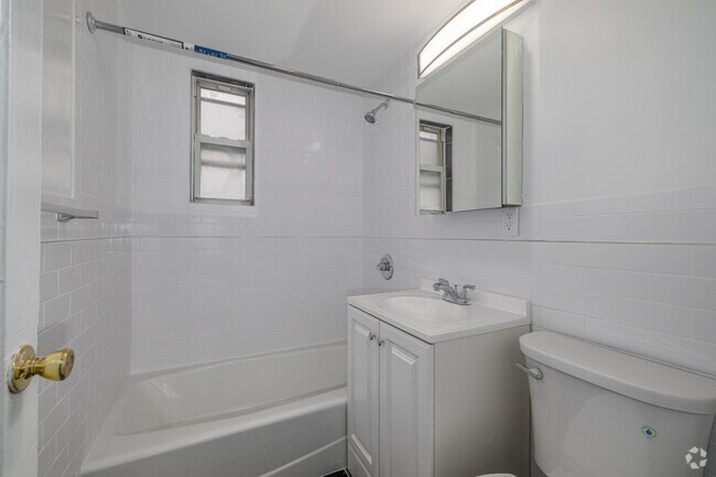 2 habitaciones, 1 baño - 771 pies cuadrados - Baño - Elmwood Terrace Apartments