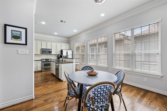 Photo - 2712 Sherwin St