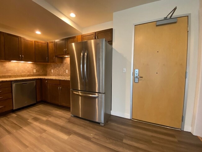Building Photo - $2,575 | 1 Bedroom, 2 Bathroom Condo | Pet...