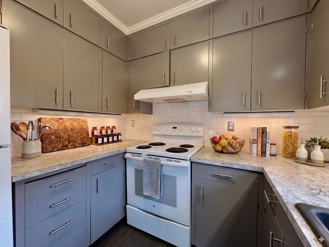 Photo - Spacious 2 Bedroom 1 Bathroom Unit Located in a Great Area Just a Few Blocks From The Hawthorne D...