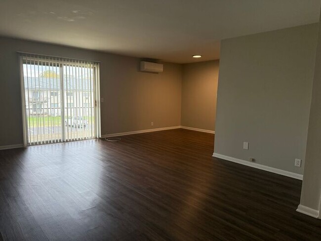 Photo - 2 Bedroom Unit was recently renovated. Liv...