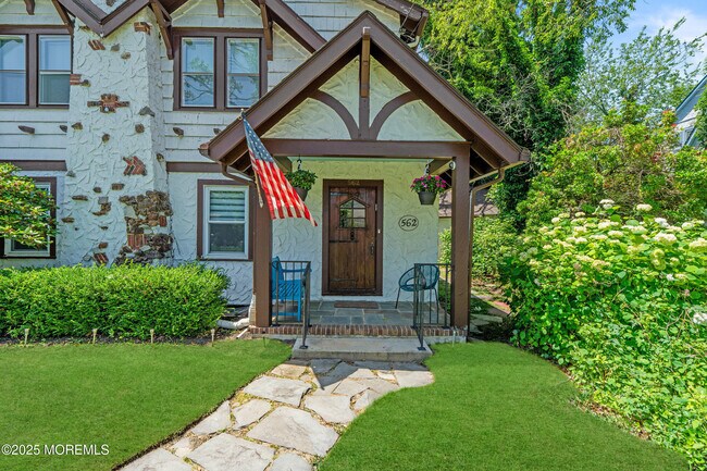 Photo - 562 N Edgemere Dr