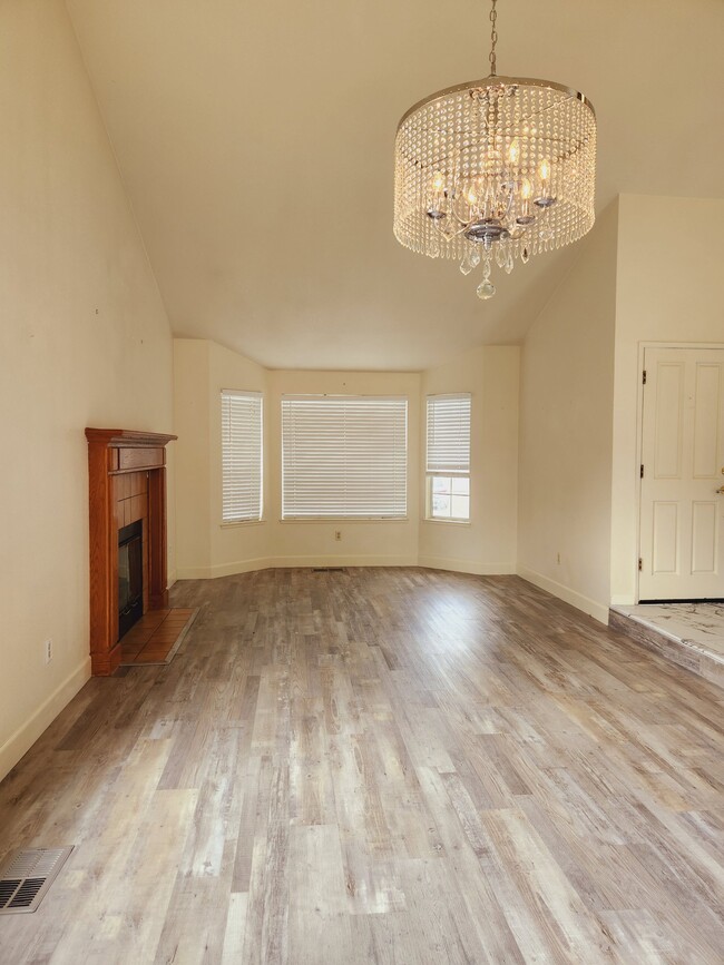 Photo - 1814 Evalane Way