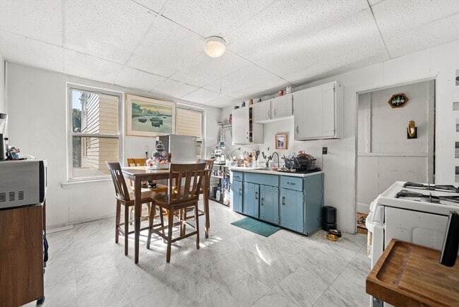 Building Photo - 427 Medford St Unit 2R Rental
