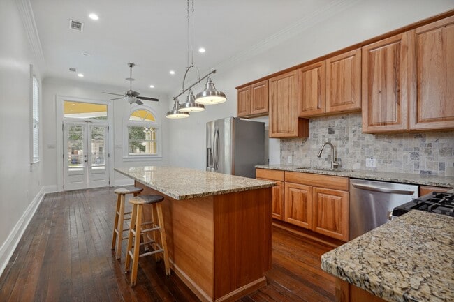 Photo - 2922 Banks St