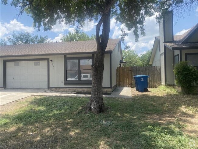 Building Photo - GREAT 2/2/1 DUPLEX Rental
