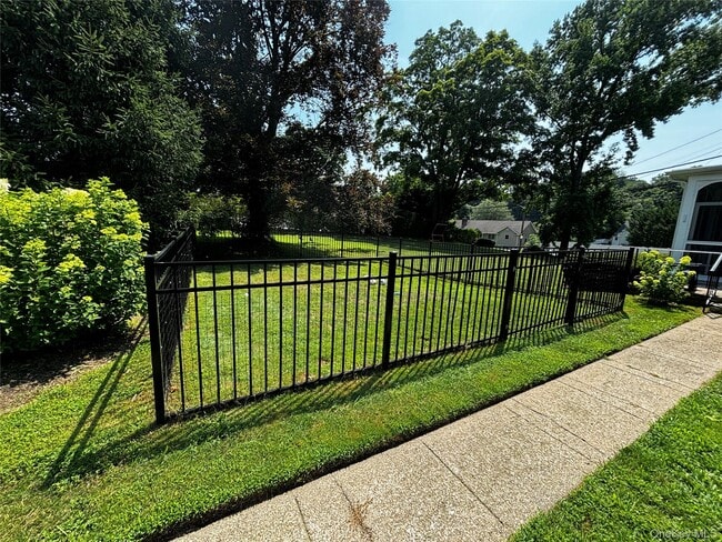 160 W Neck Rd