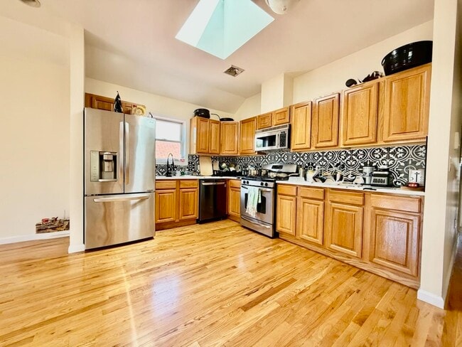 Building Photo - 264 Custer Ave Unit 2
