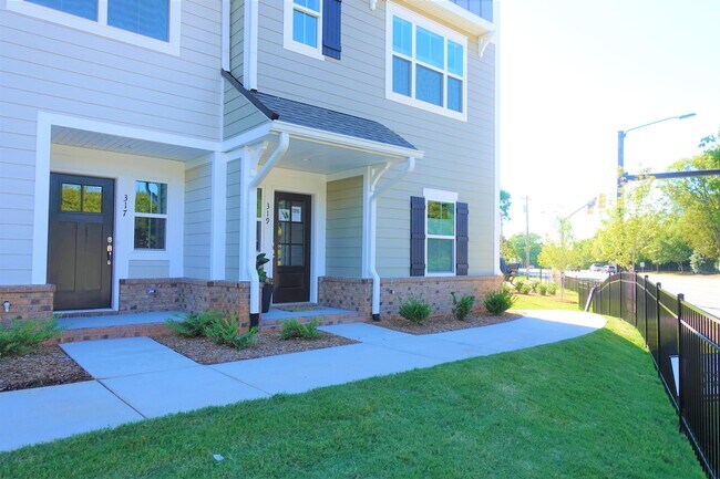 Photo - 319 Pete Hollis Blvd