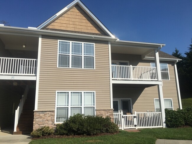 Building Photo - Super cute, clean 2 bedroom/2 full bathroom condo!